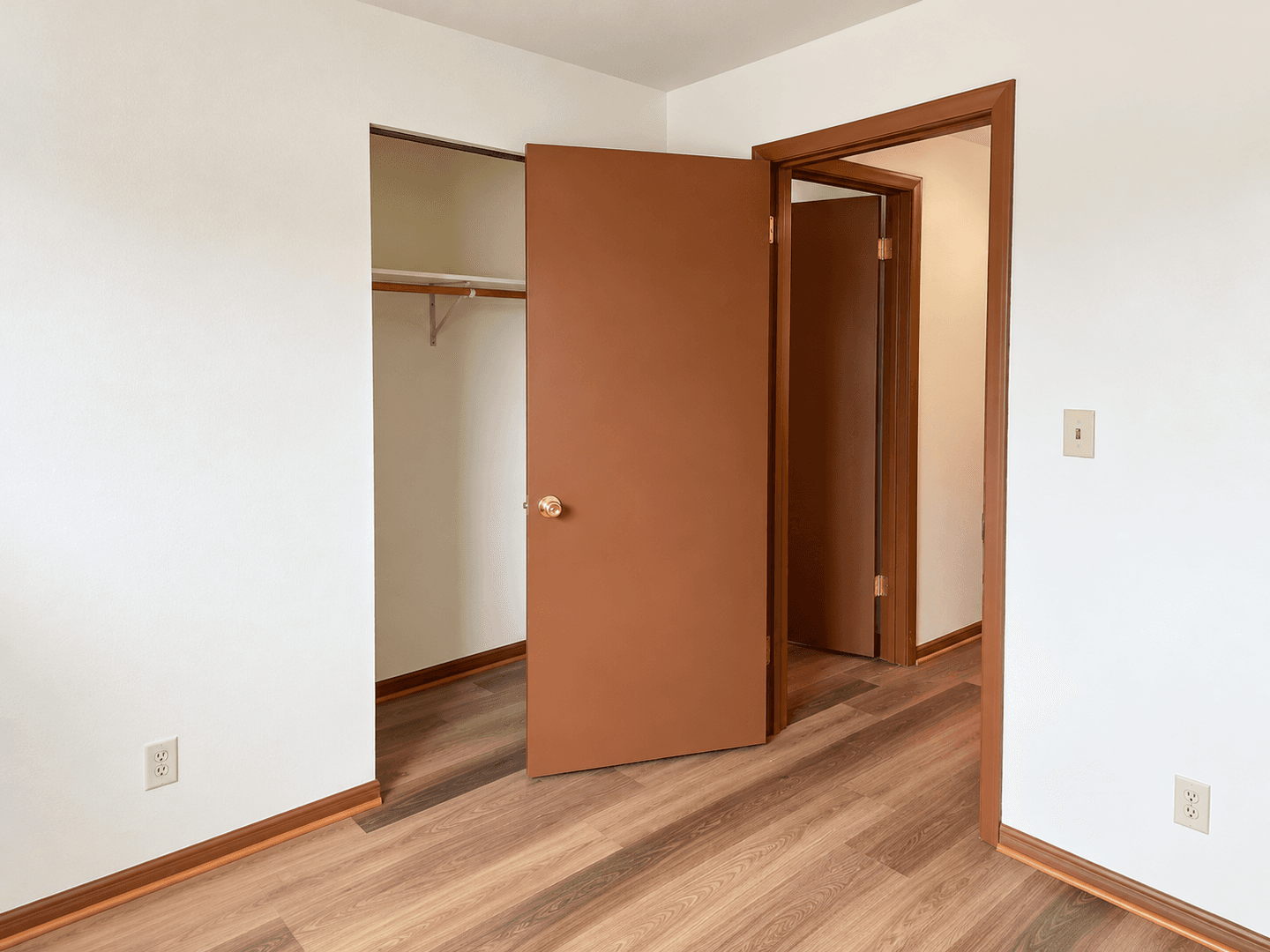 Hartford Apartment: 633 E. Monroe Ave.