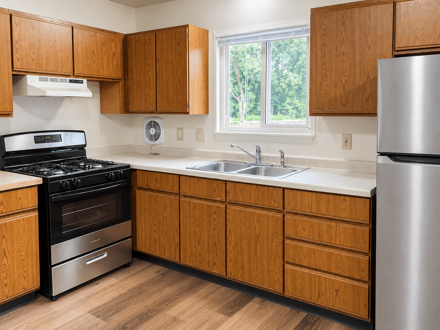 Hartford Apartment: 633 E. Monroe Ave.