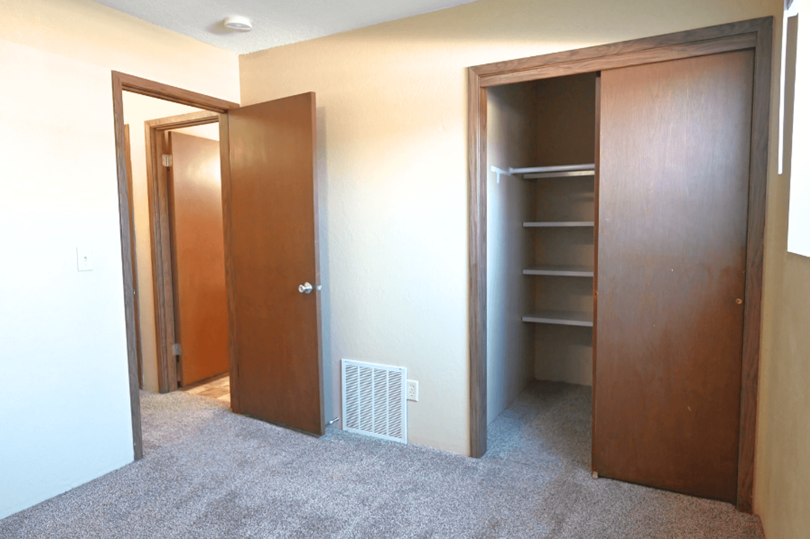 Dubuque Apartment: 3260 Raven Oaks Drive