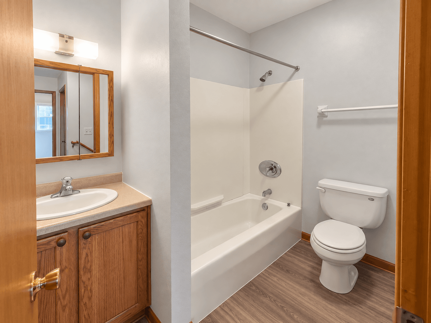 Hartford Apartment: 633 E. Monroe Ave.