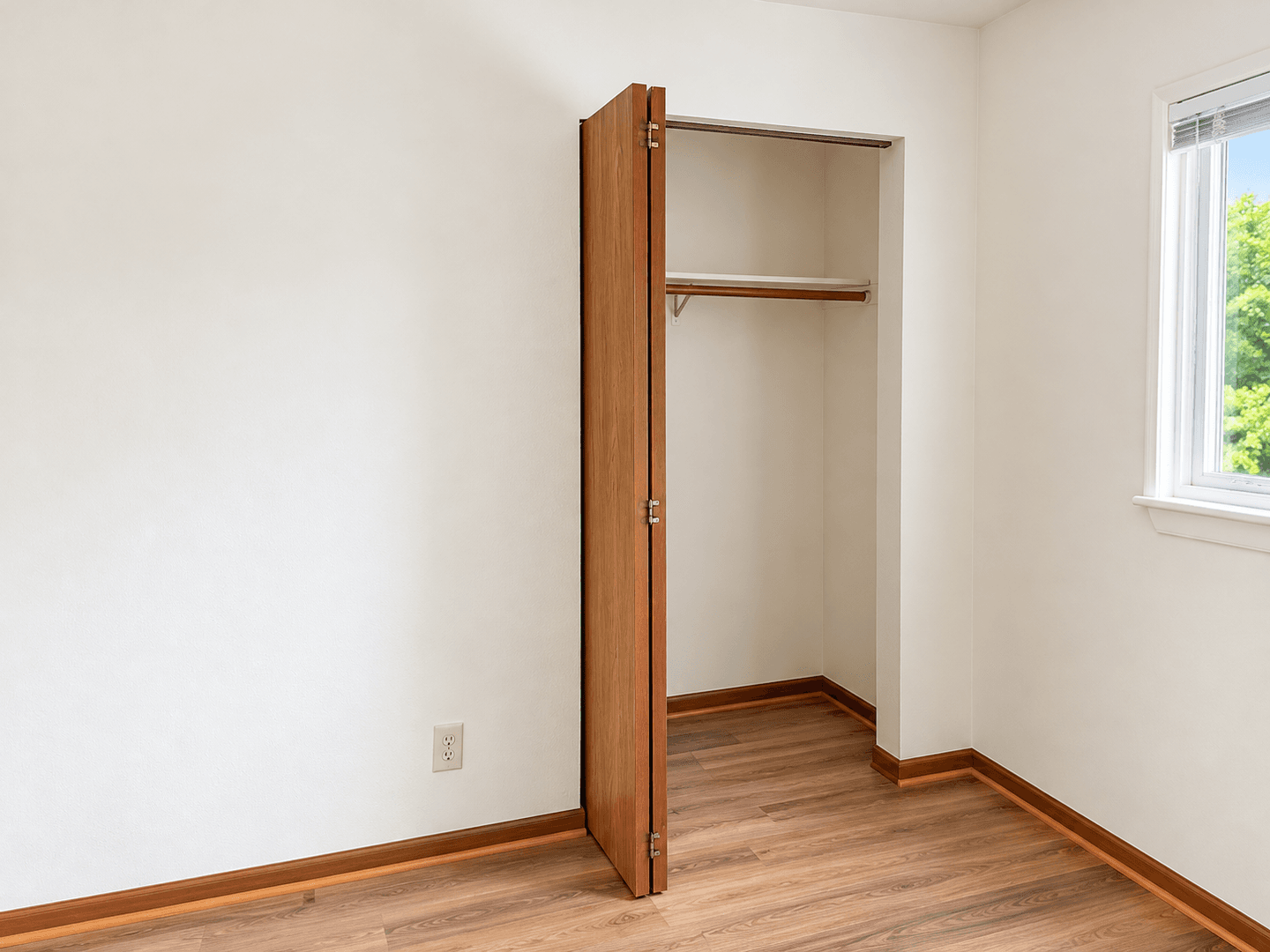 Hartford Apartment: 633 E. Monroe Ave.
