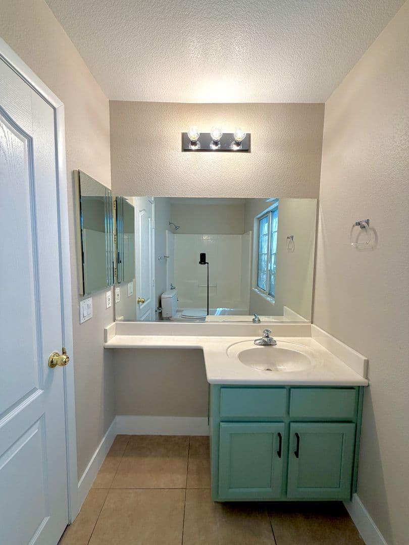 Henderson House: 2278 Chestnut Ranch Ave