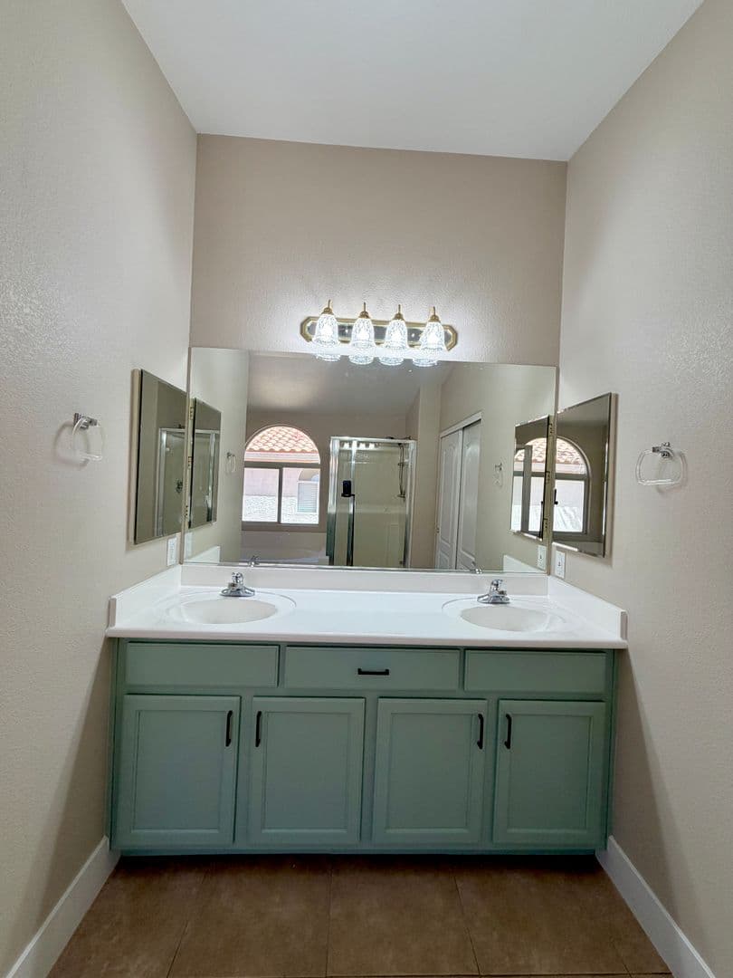 Henderson House: 2278 Chestnut Ranch Ave