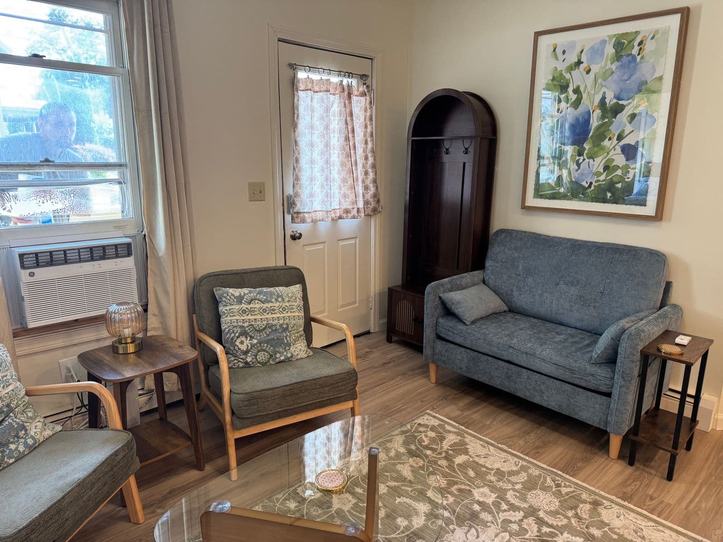 Burlington Apartment: 66 Hungerford Terrace