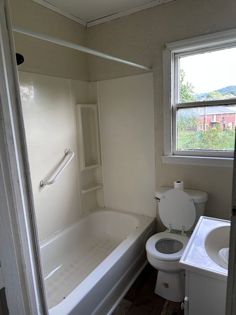 Glenville Apartment: 421 & 423 Lewis St.