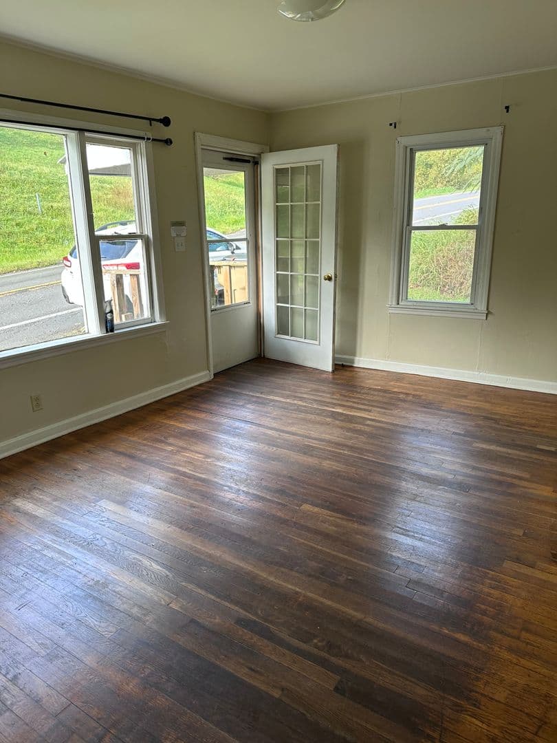 Glenville Apartment: 421 & 423 Lewis St.