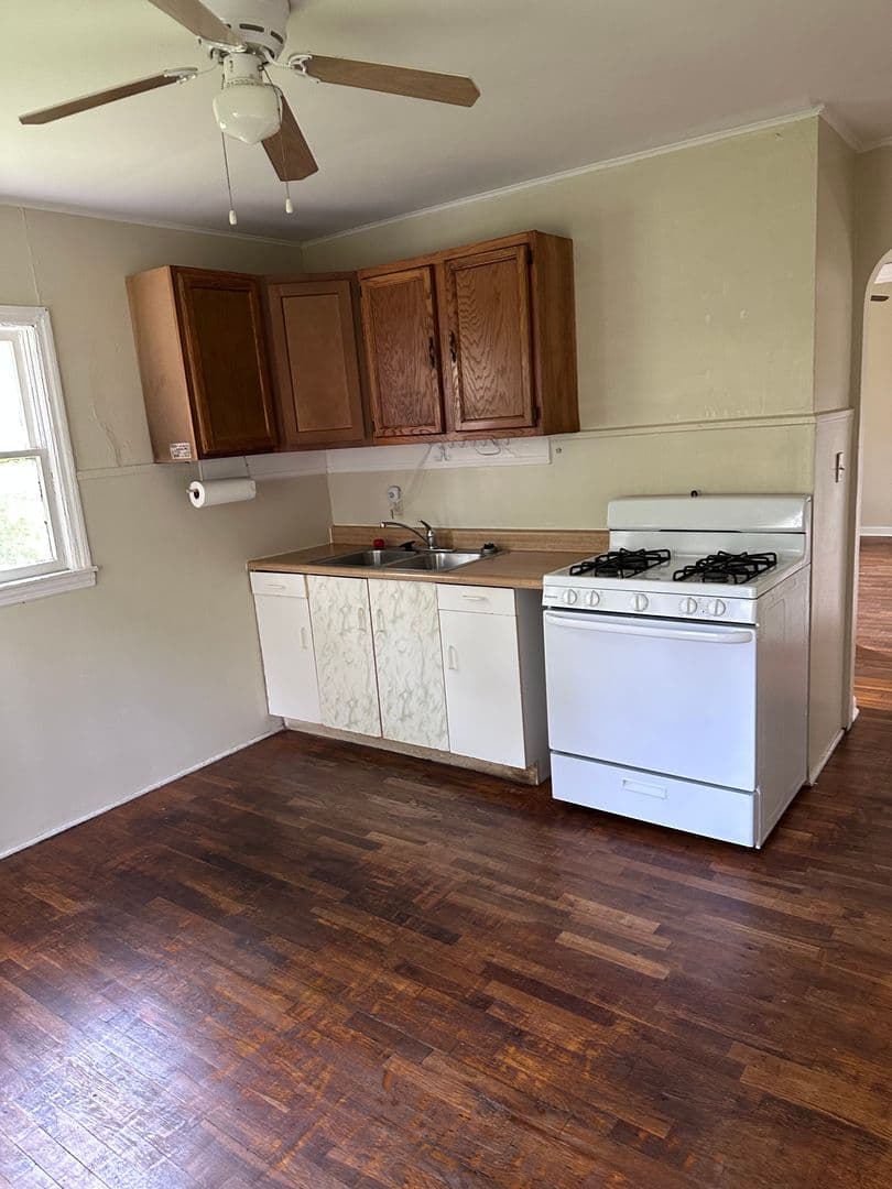 Glenville Apartment: 421 & 423 Lewis St.