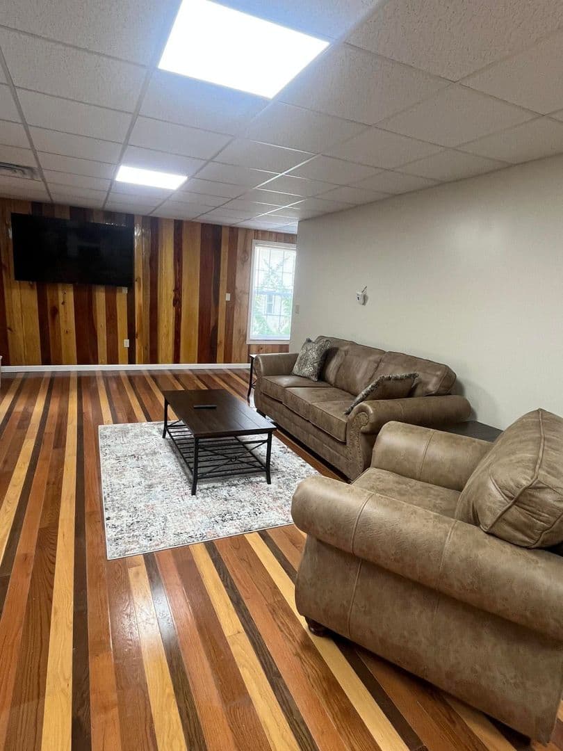 Glenville Apartment: 405/409 N Lewis St