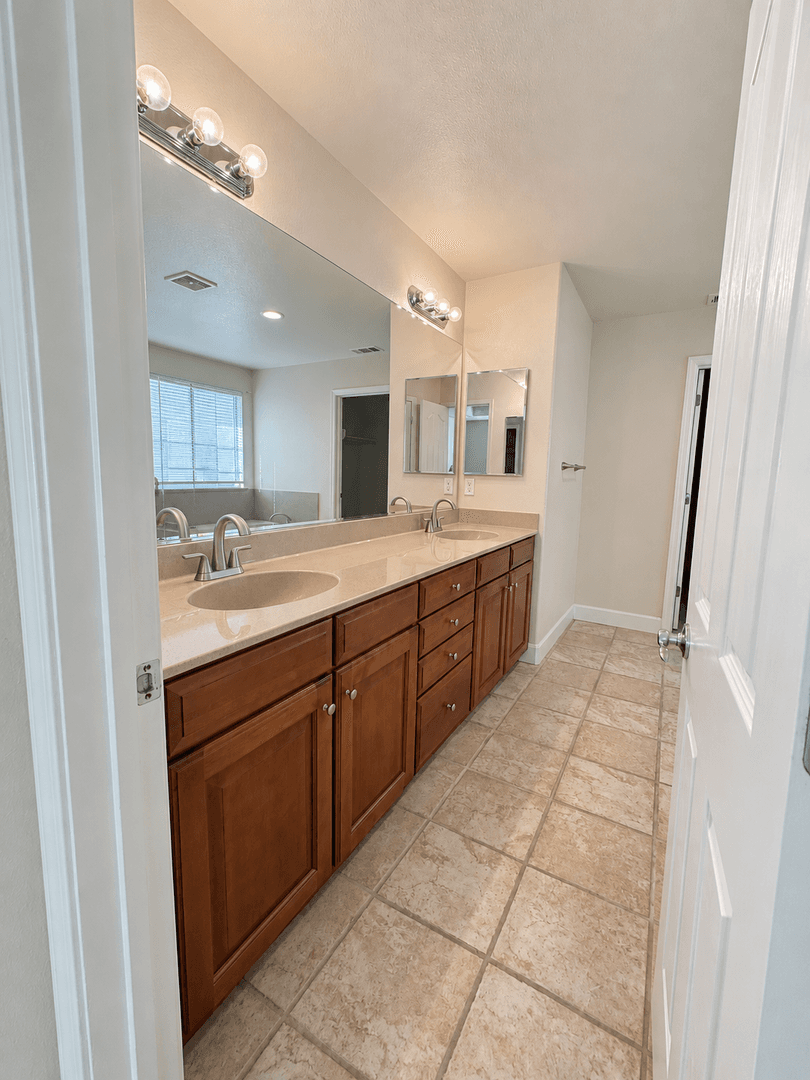 Los Banos House: 2349 S. Rock Creek Dr