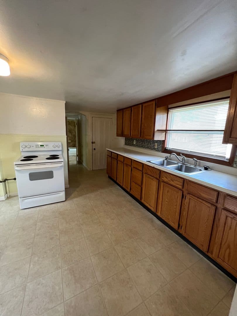 Gloversville Apartment: 41 3RD AVE. GLOVERSVILLE, NY 12078