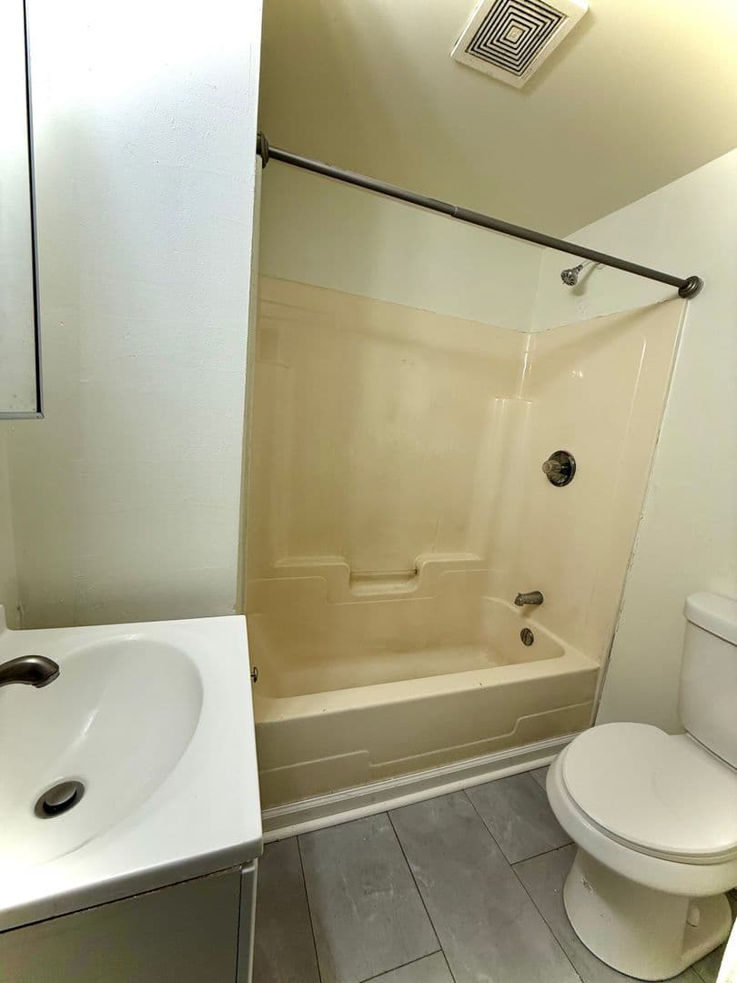 Gloversville Apartment: 82 Fremont St