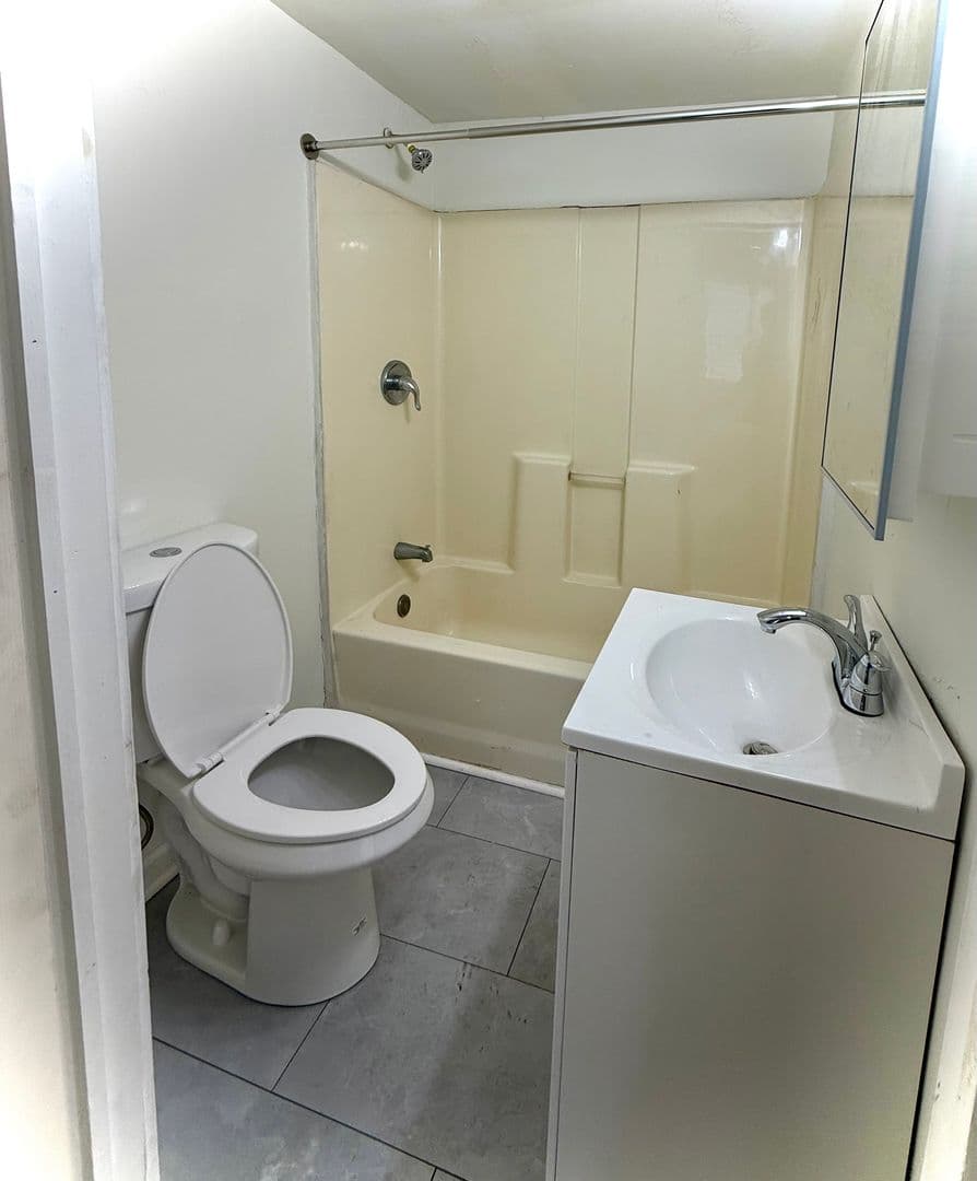 Gloversville Apartment: 82 Fremont St