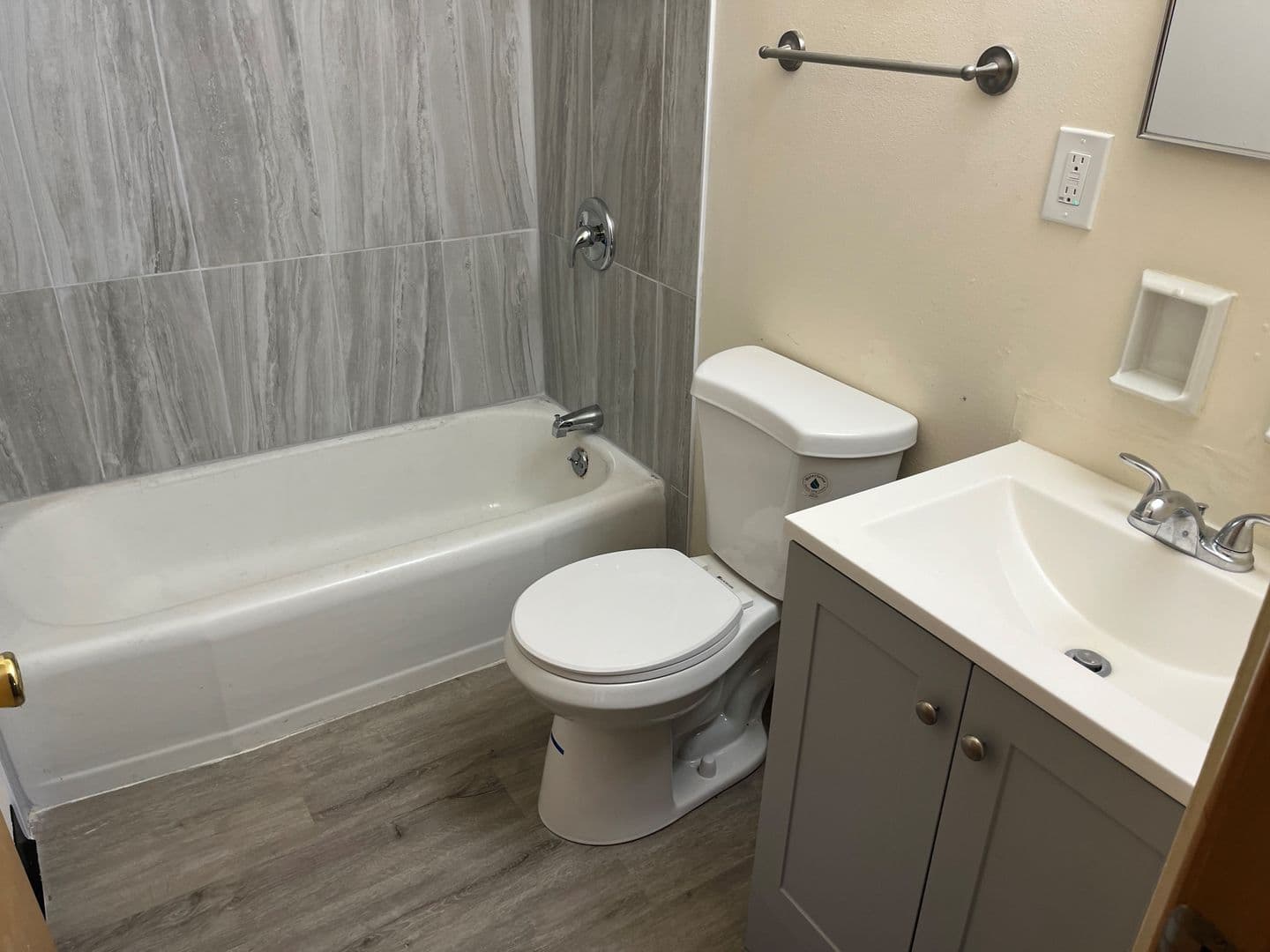 Greendale Apartment: 5875-5881 Tower Road
