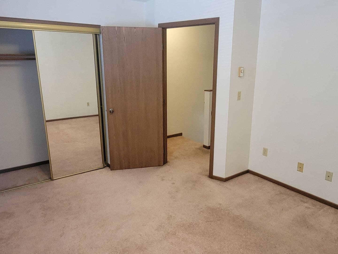 Merrill Apartment: 600-700 Hollywood Drive