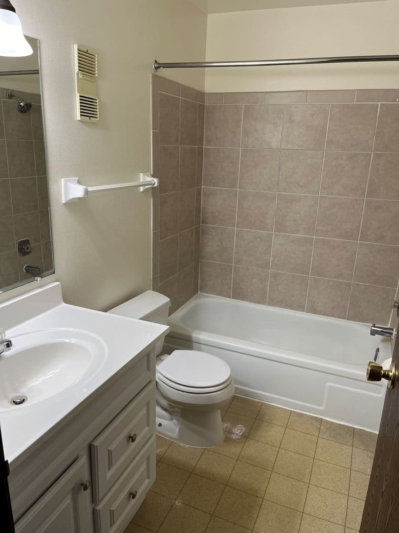 Appleton Apartment: 1912 East Calumet Street