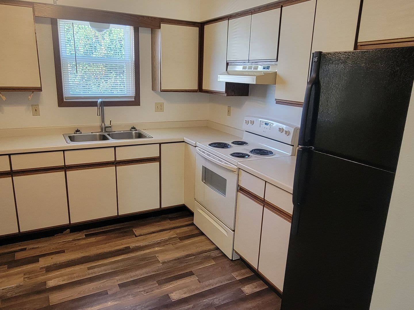 Merrill Apartment: 600-700 Hollywood Drive