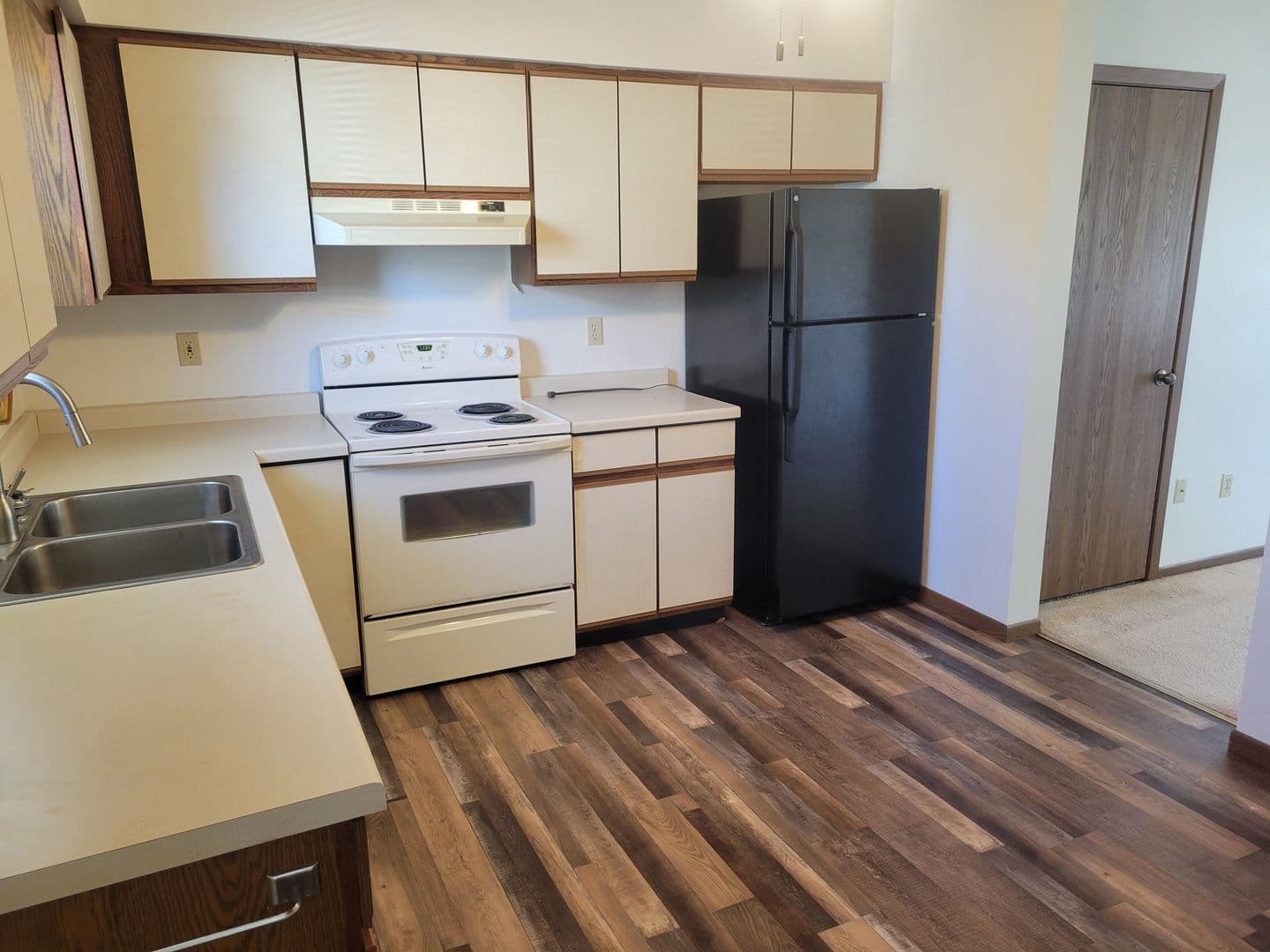 Merrill Apartment: 600-700 Hollywood Drive
