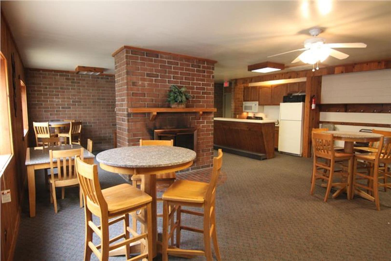 Appleton Apartment: 1912 East Calumet Street