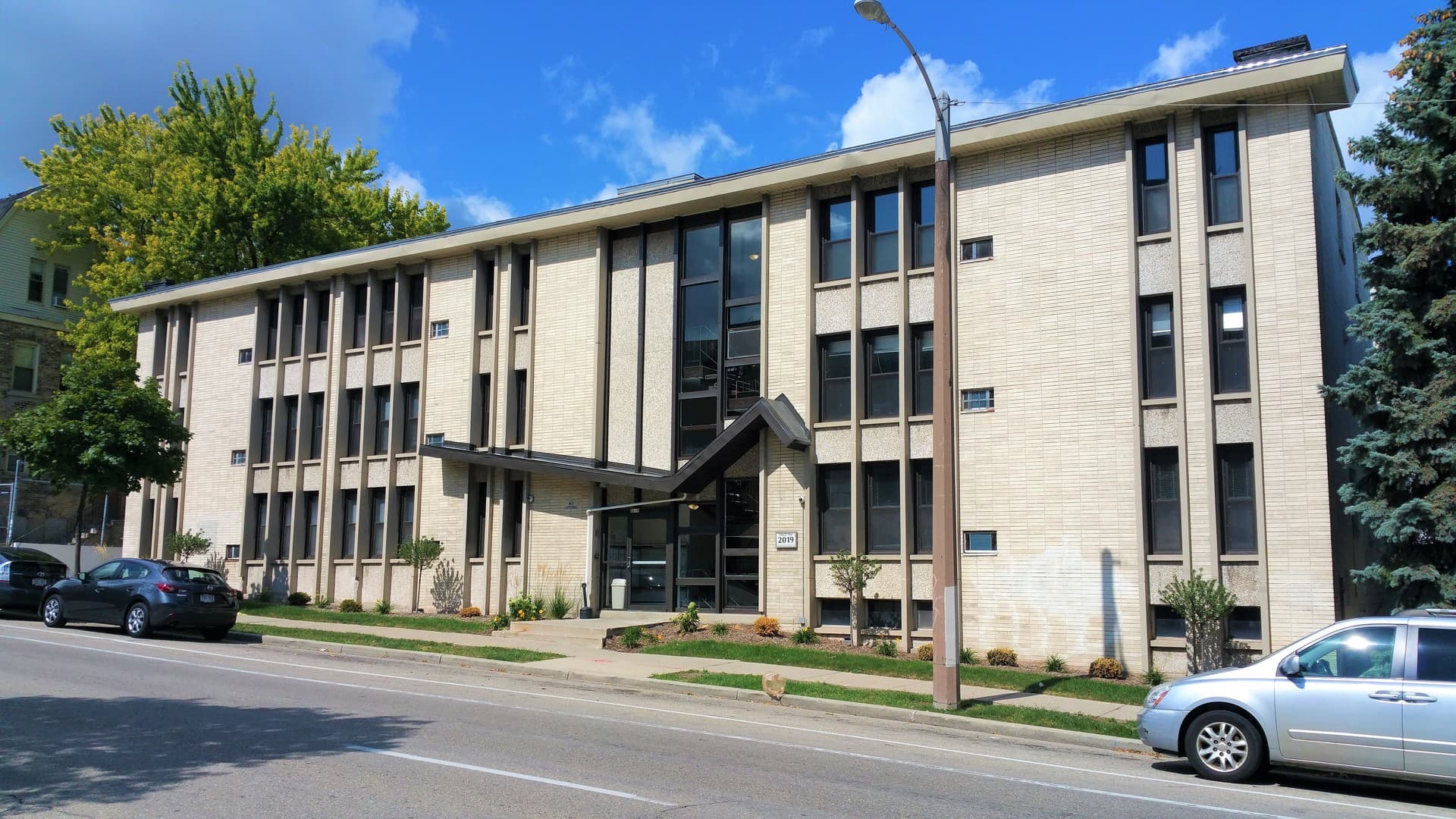 Milwaukee Apartment: 2019 N Farwell Ave