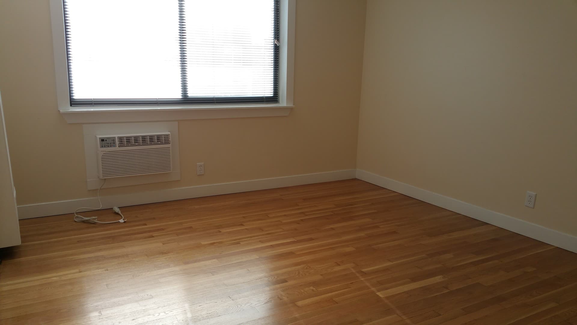Milwaukee Apartment: 1639 N Farwell Ave