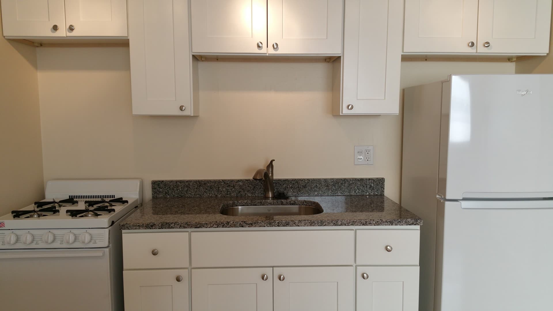 Milwaukee Apartment: 1639 N Farwell Ave