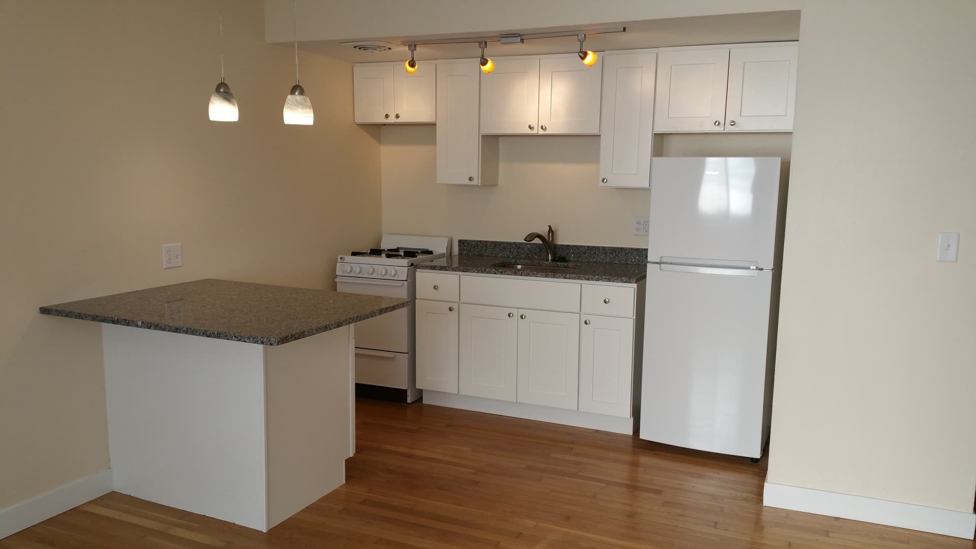 Milwaukee Apartment: 1639 N Farwell Ave