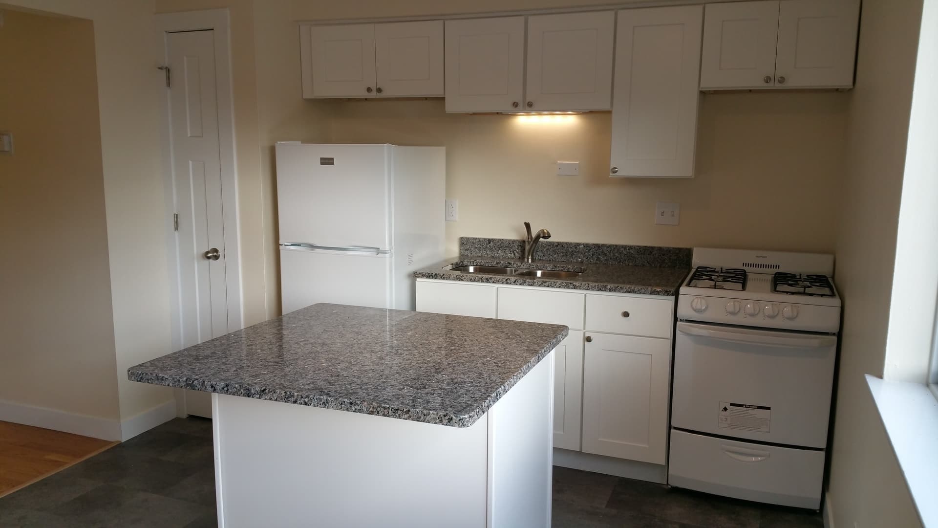 Milwaukee Apartment: 1441 N Franklin Pl
