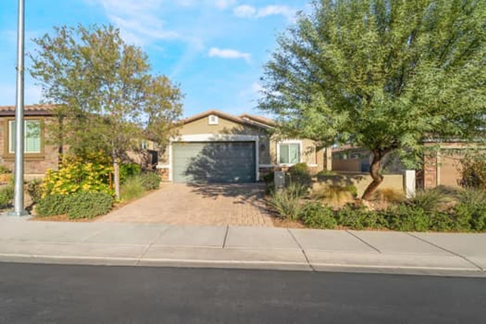 Hendferson House: 1298 El Solindo