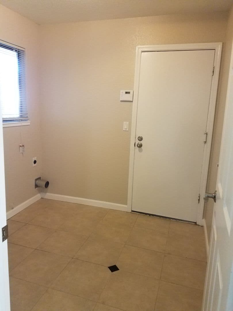 Roseville House: 1116 Oak Ridge Drive