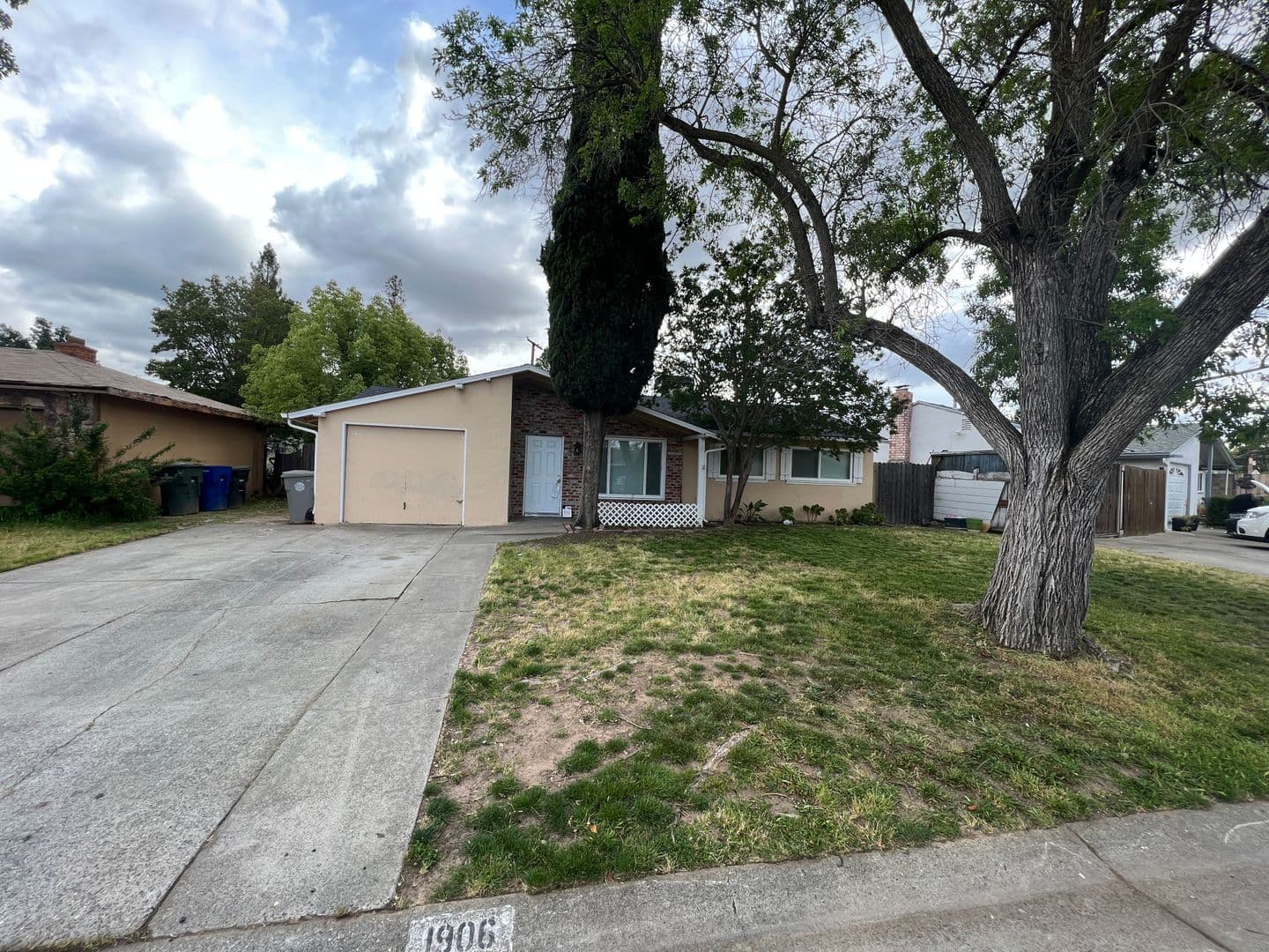 Sacramento House: 1906 Bowling Green Drive