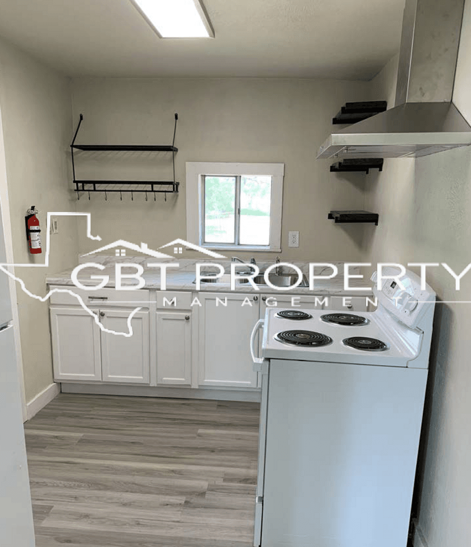 Kingsville House: 1108 E Lee Ave