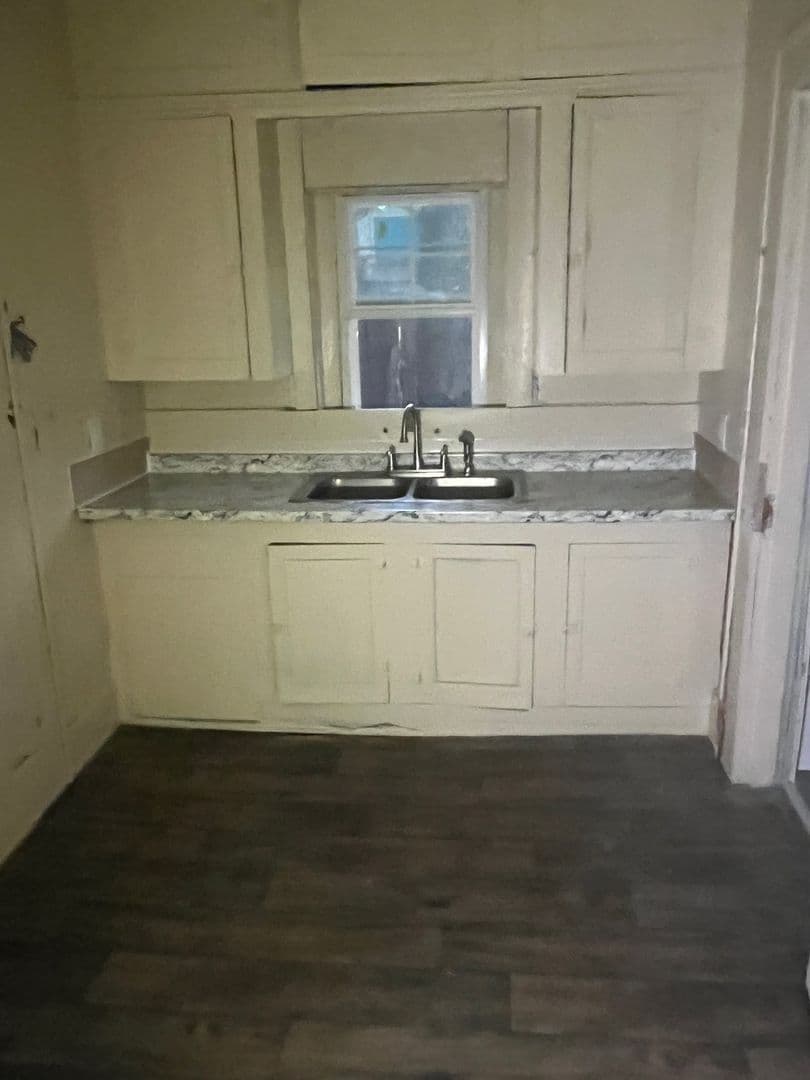 Longview Apartment: 428 S. Fredonia St.
