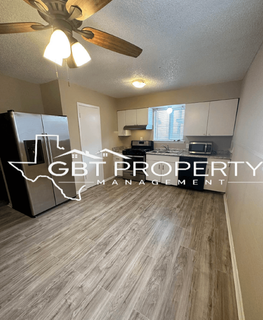 Universal City Apartment: 2205 Pat Booker Rd