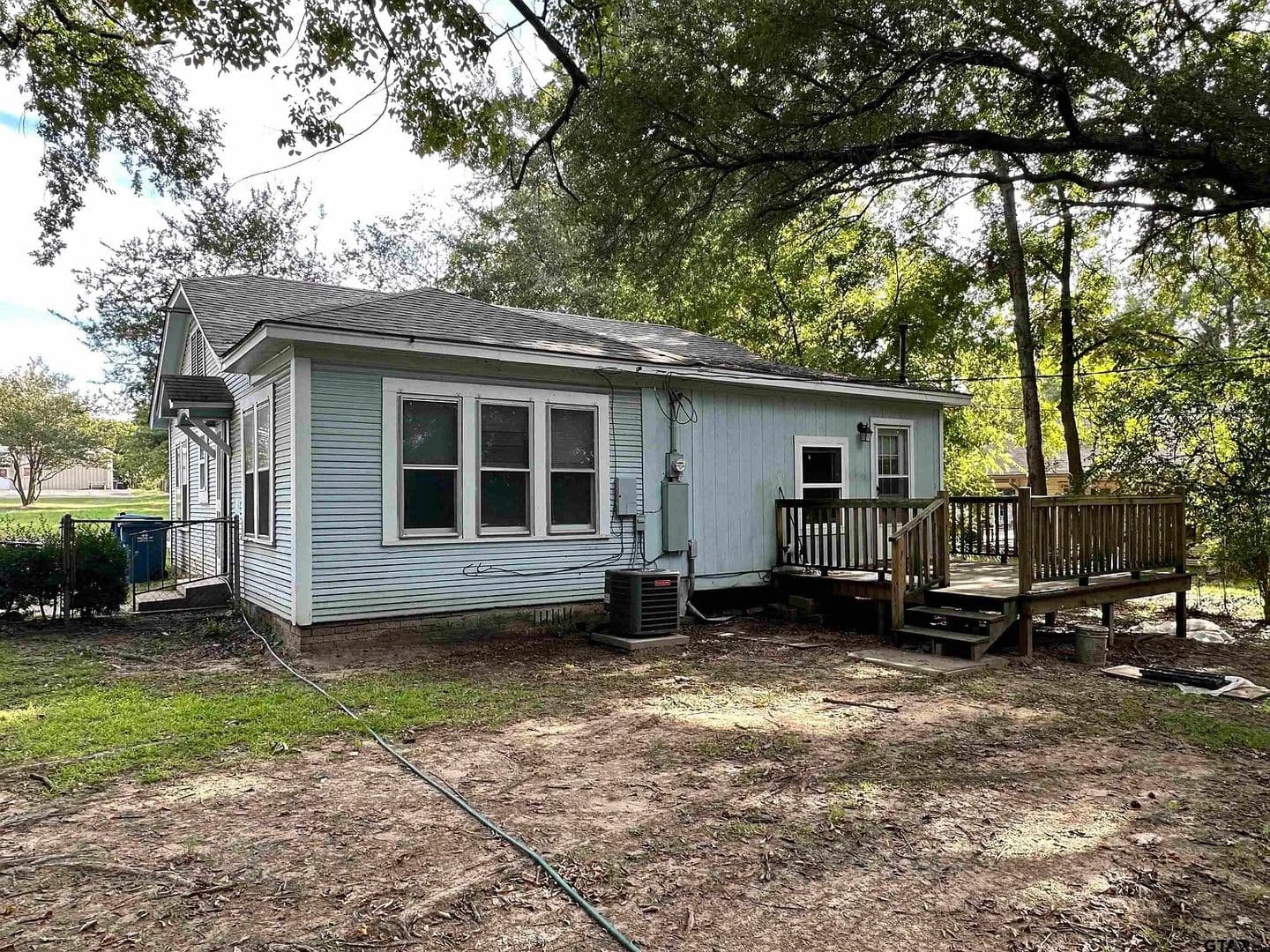 Troup House: 305 E Bradford St.