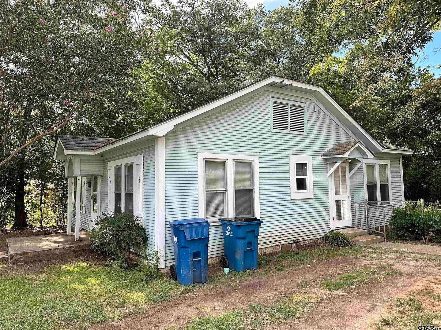 Troup House: 305 E Bradford St.