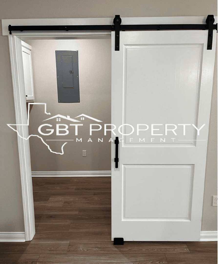 Groesbeck Apartment: 102 E State St.