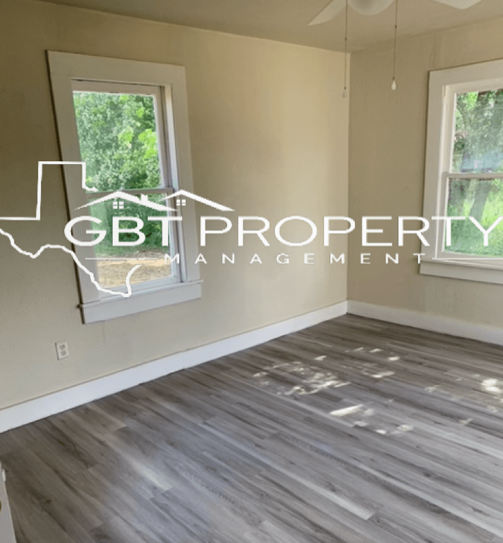 Kingsville House: 1108 E Lee Ave