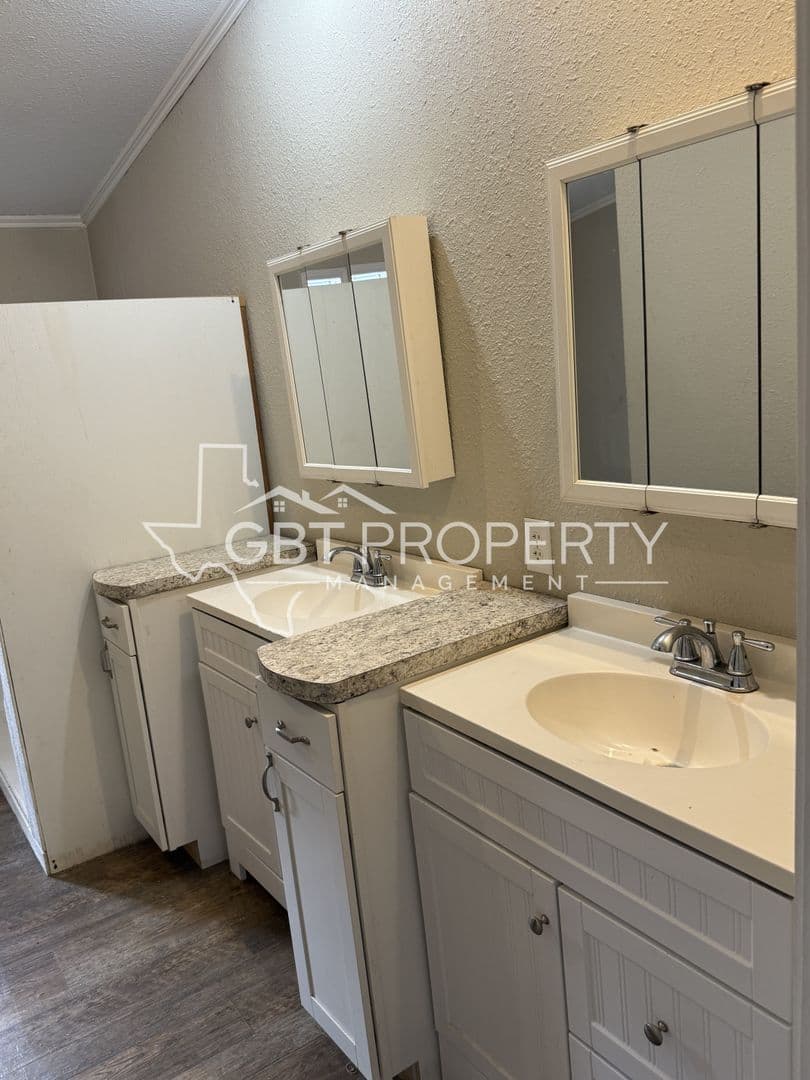 Victoria Apartment: 10652 US Hwy 59 South