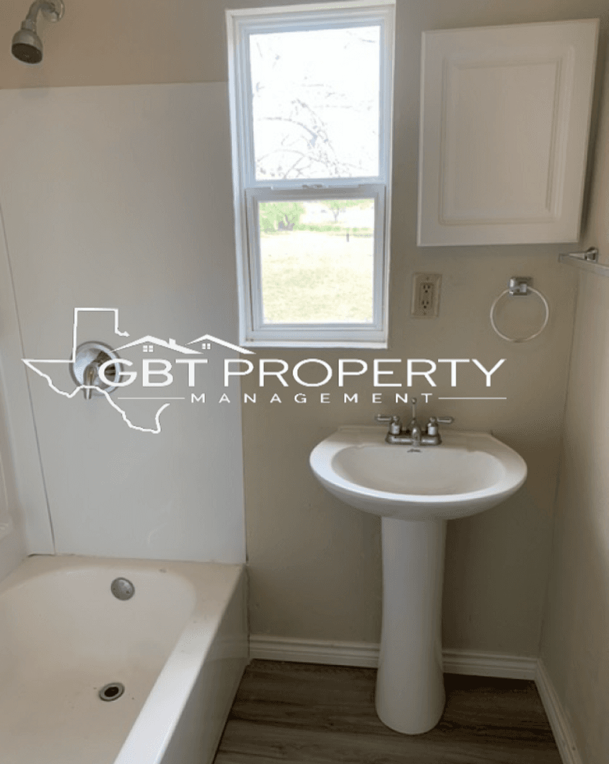 Kingsville House: 1108 E Lee Ave