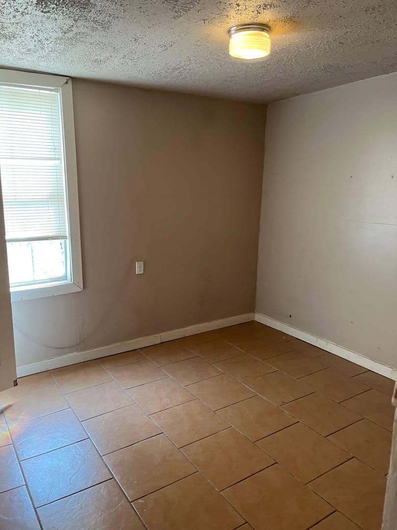 Longview Apartment: 906 E Cotton St.