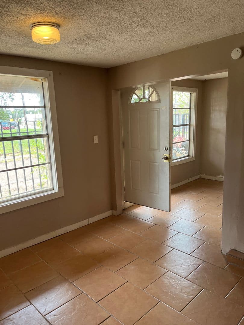 Longview Apartment: 906 E Cotton St.