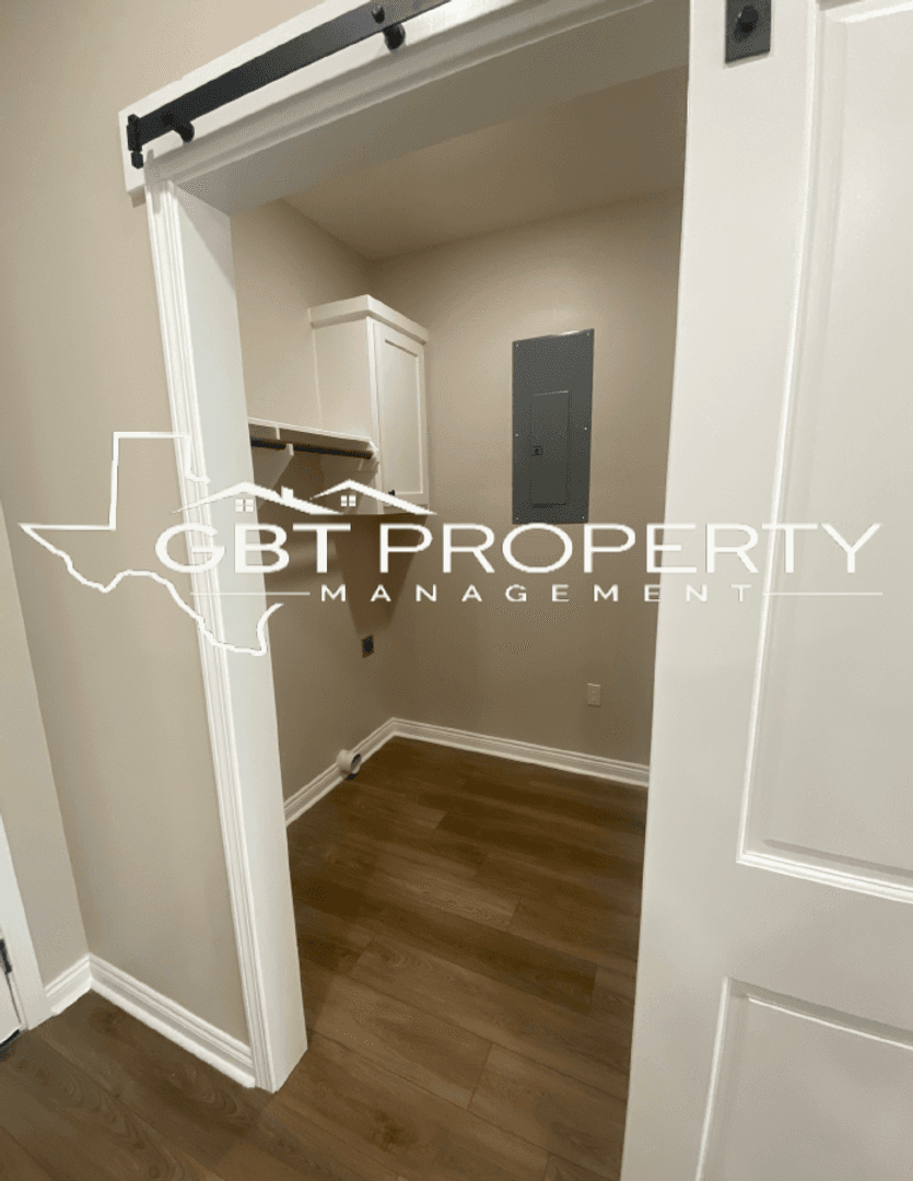 Groesbeck Apartment: 102 E State St.