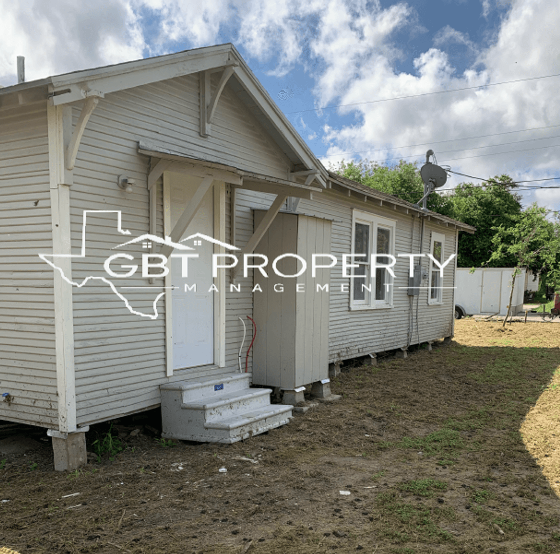 Kingsville House: 1108 E Lee Ave