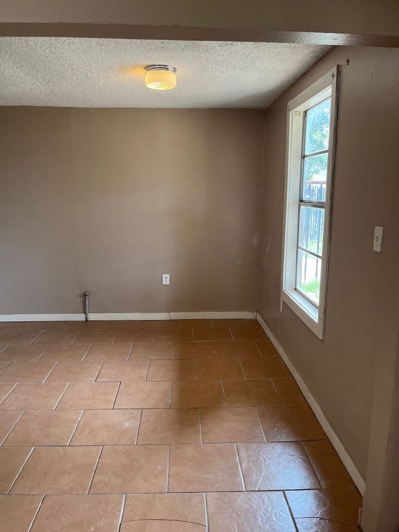 Longview Apartment: 906 E Cotton St.