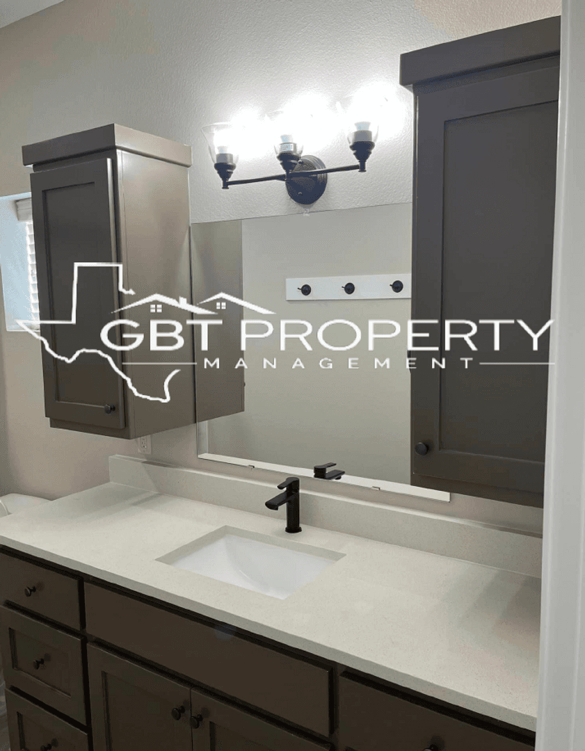 Groesbeck Apartment: 102 E State St.