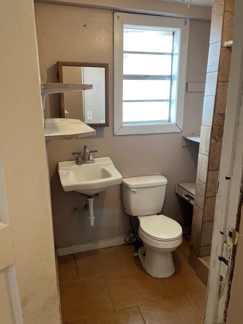 Longview Apartment: 906 E Cotton St.