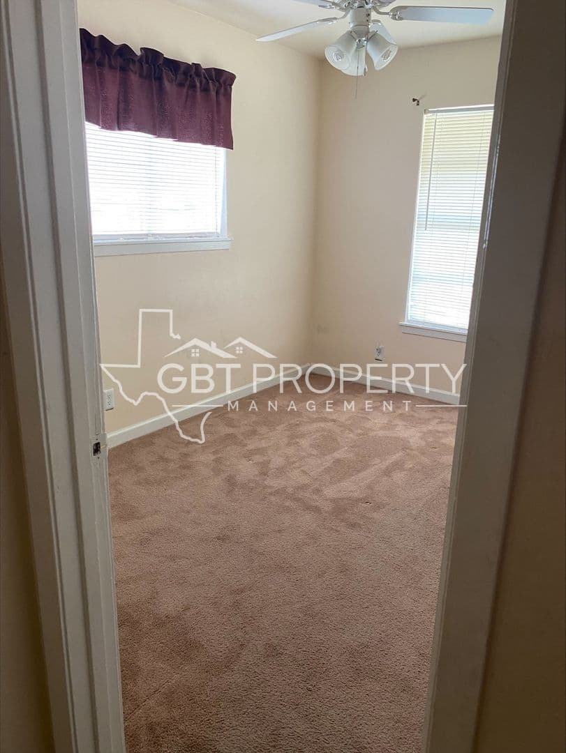 San Antonio House: 4527 Clear Spring