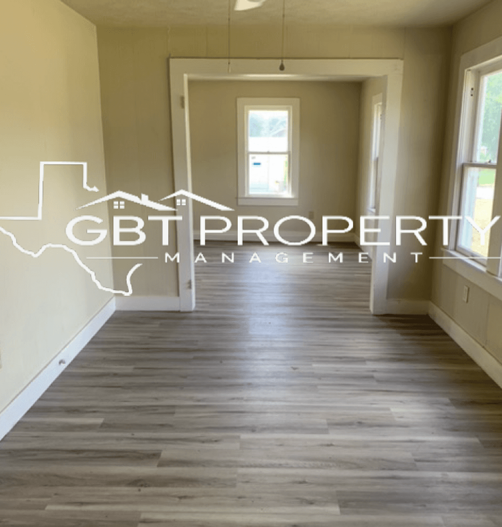 Kingsville House: 1108 E Lee Ave