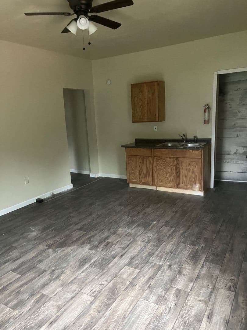 Longview Apartment: 428 S. Fredonia St.