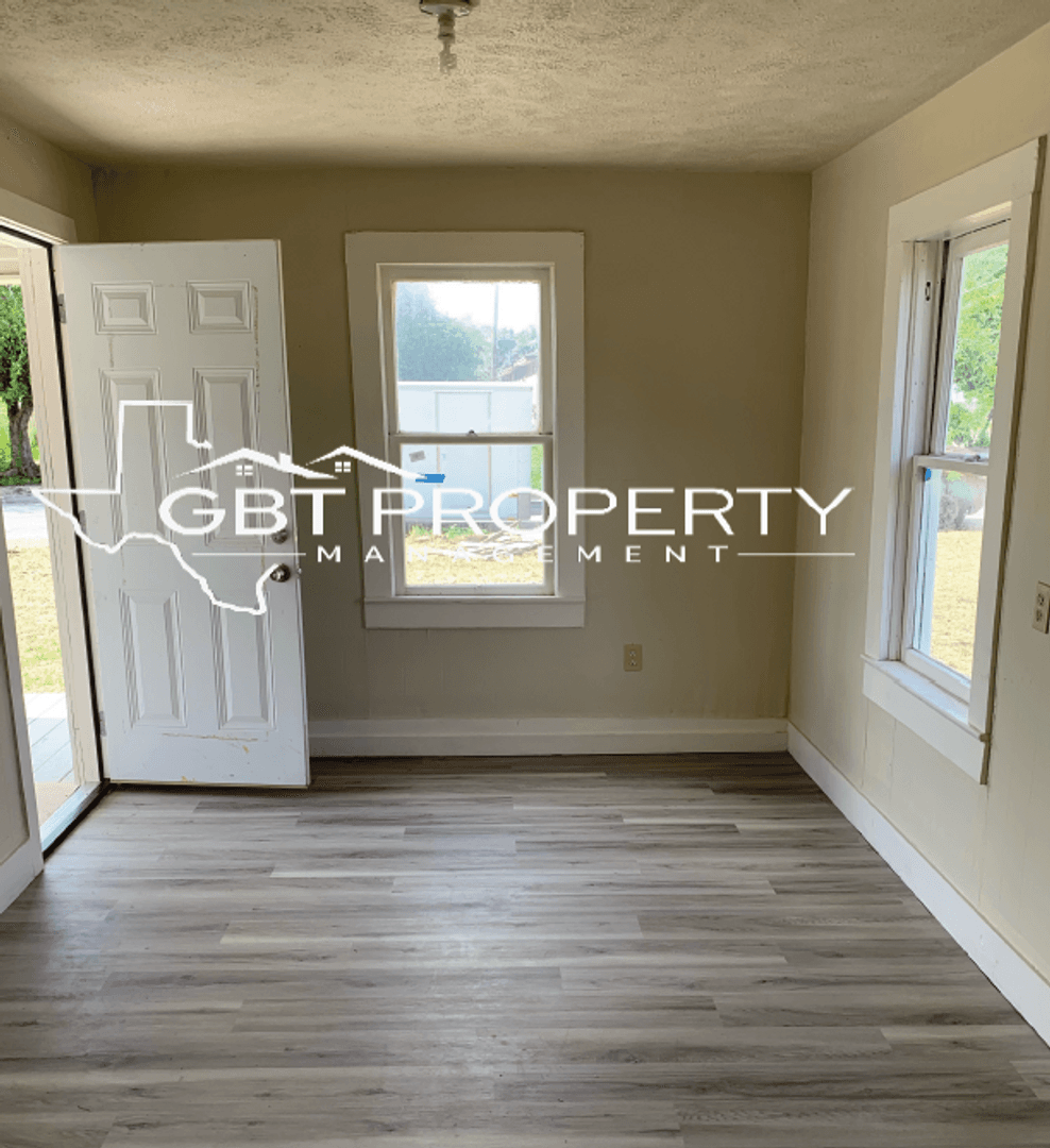 Kingsville House: 1108 E Lee Ave